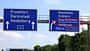 Autobahn Wegweiser Querstrich