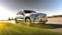 Mercedes GLC 400 4matic EQ fährt auf einer Straße, dynamische Perspektive, modernes SUV-Modell, silberne Lackierung, Bewegungseffekt im Vordergrund.