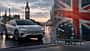 07/2026, E-Auto-Abgabe Großbritannien Ein Elektroauto lädt an einer Ladesäule im Hintergrund ist der Big Bang zu sehen, dazu eine eingeblendeter Union Jack. Ein Tacho mit Kilometerangabe und einem Preis-Zähler symbolisiert die Abgabe pro Kilometer