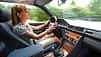 Frau am Steuer eines Mercedes 300 CE