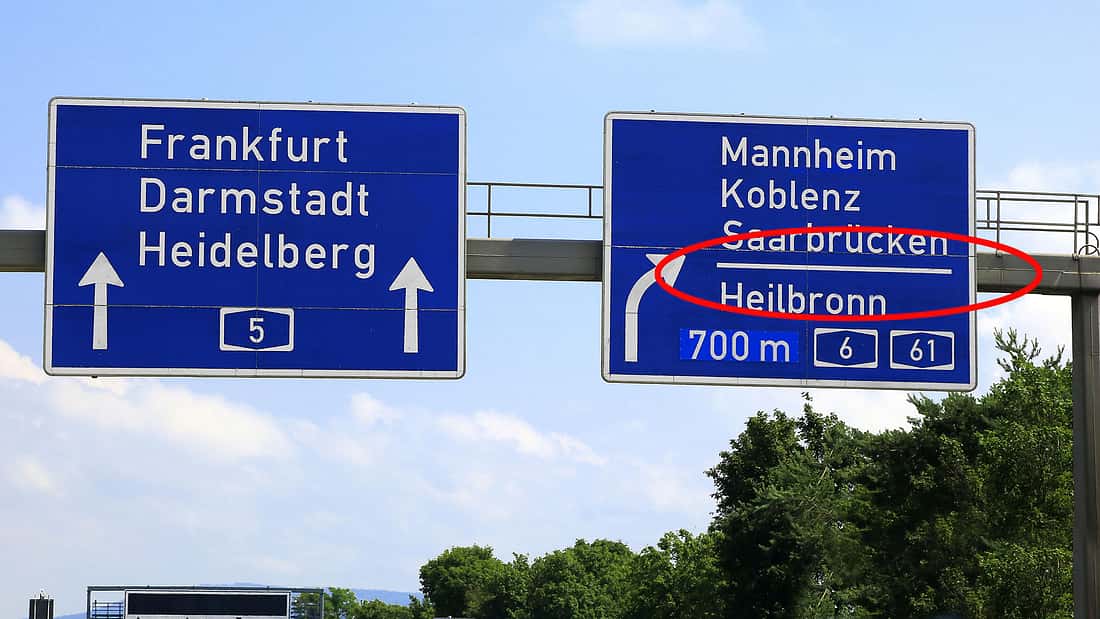 Querstrich auf Schildern: Wissen Sie, was der Strich bedeutet?