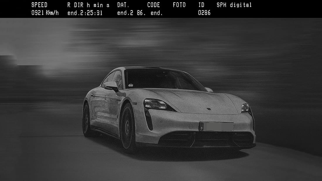 Porsche-Fahrer tappt in gleiche Radar-Falle: 3-fach zu schnell, 4-fach zu schnell, 2x geblitzt