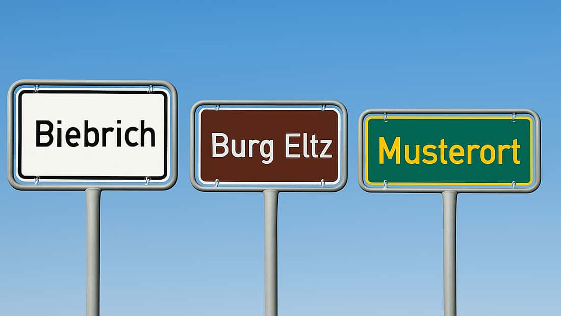 Grüne, weiße und braune Ortsschilder: Gilt hier etwa Tempo 50?