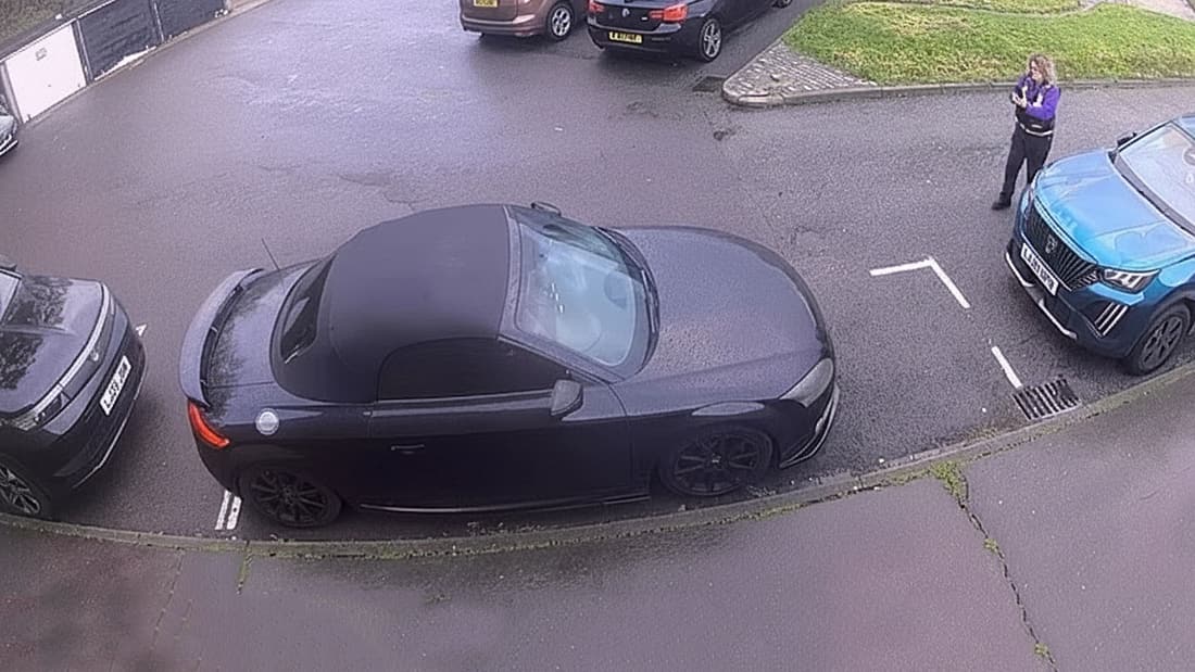 Behinderten-Parkplatz nachträglich um Auto gemalt: Stadt verteilt Knöllchen