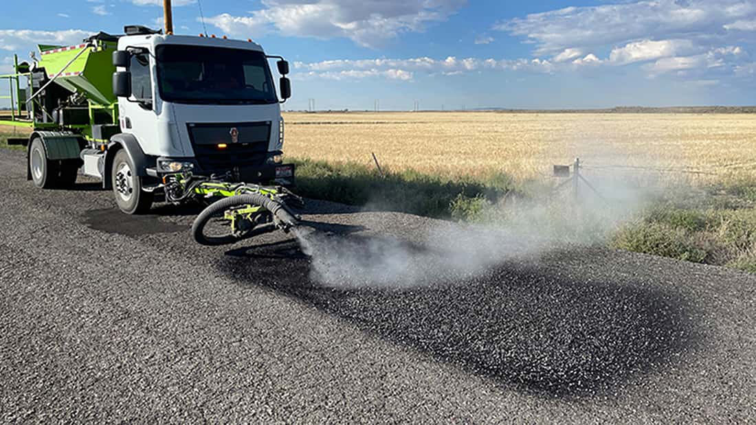 Roboter-Laster stopft Schlaglöcher in zwei Minuten: Ein Mann, eine Düse, kein Aussteigen