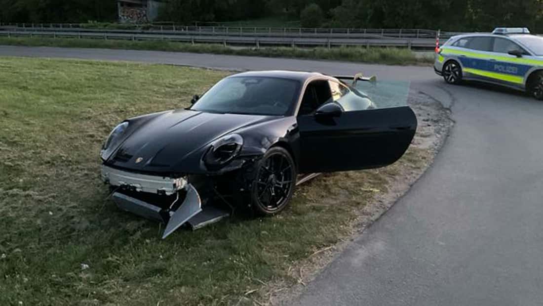 Rätsel um 911 GT3 im Feld: Wer lässt seinen zerstörten Porsche zurück?