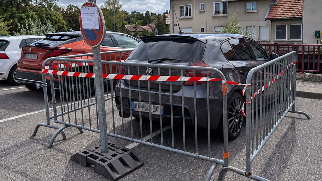 BMW blockiert zwei Parkplätze: Wer SO parkt, wird in Frankreich „eingesperrt“