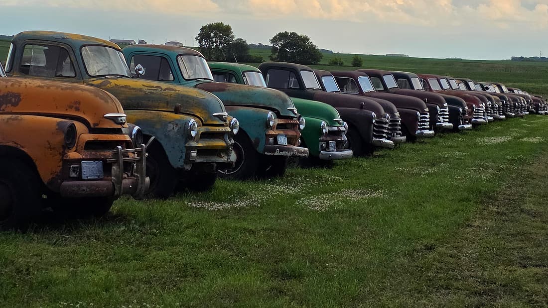 Ungewöhnliche Auktion in Minnesota: 300 historische Trucks und ein Hemi-Charger
