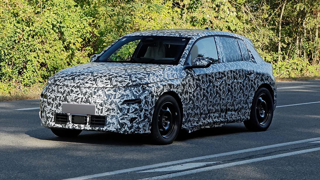 Peugeot 208 Erlkönig: Lenkrad wird eckig, Antrieb elektrisch