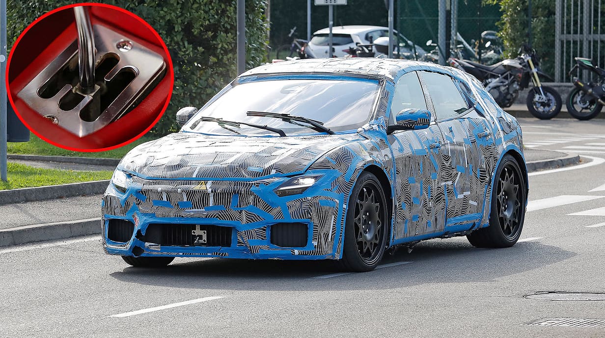 Ferrari EV Elektroauto Muletto Erlkönig offene Schaltkulisse eingeklinkt
