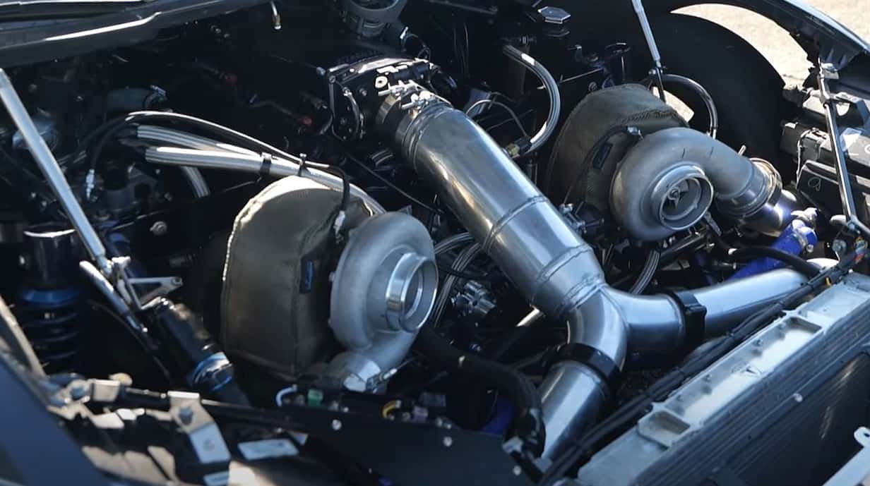 Tesla Model S mit Chevy Big Block V8 Motor für Drag Race