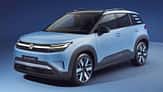 Volkswagen ID. Cross Elektro-SUV in hellblauer Lackierung im Studio, Seitenansicht schräg von vorn.