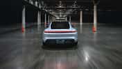 Porsche Taycan Turbo S beim Hallen-Sprint-Guinness-Weltrekord mit Leh Keen