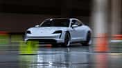 Porsche Taycan Turbo S beim Hallen-Sprint-Guinness-Weltrekord mit Leh Keen
