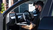 Tesla Service Mitarbeiter mit Laptop in Model S