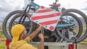 Fahrradträger mit Warntafel