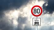Verkehrsschild Tempolimit "bei Nässe"