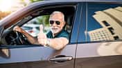 Senior im Auto