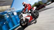 Tanken, Griechenland, Motorradfahrer mit Helm, Helmpflicht