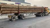 Überladener Holz-Lkw