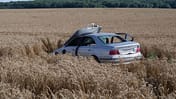 Schrottauto im Feld