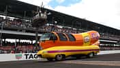 Indy 500 - Showrennen mit Wurst-Autos - Wienermobile - Oscar Mayer - Hot-Dog-Autos