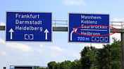 Autobahn Wegweiser Querstrich