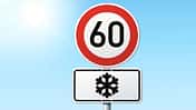 Tempolimit-Schild mit Schneeflocke