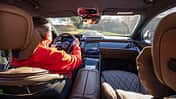  Mercedes S 500, Cockpit mit fahrer