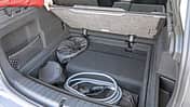 BMW X1 xDrive 30e Kofferraum mit geöffneter Bodenklappe und Ladekabel.