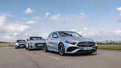 Drei Kompaktklasse-Fahrzeuge (Mercedes A200, Audi A3 TFSI 110 kW, BMW 120) fahren nebeneinander auf einer Landebahn beim Vergleichstest.