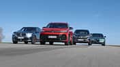 Mercedes GLC 220d 4Matic, BMW X3 xDrive 20d, Alfa Romeo Stelvio 2.0 Diesel, VW Tiguan 2.0 TDI, Mittelklasse-SUV, Vergleichstest, Diesel-SUV, Allradantrieb, 2024, Fahrzeugvergleich Vier Mittelklasse-SUVs im direkten Vergleich: Mercedes GLC 220d 4Matic, BMW X3 xDrive 20d, Alfa Romeo Stelvio 2.0 Diesel und VW Tiguan 2.0 TDI fahren nebeneinander auf einer Straße.
