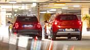 Opel Frontera Electric, Renault 4 E-Tech 150, Elektro-SUV, Stadtfahrzeug, Tiefgarage, 2024, Crossover, Elektroauto, Komfortausstattung, Urban Mobility Zwei Elektro-SUVs, Opel Frontera Electric und Renault 4 E-Tech 150, von hinten in einer Tiefgarage.