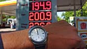 Tankstelle Kraftstoffpreisanpassungsgesetz Spritpreisbremse 12-Uhr-Regel Armbanduhr Symbolbild