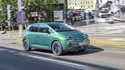 Renault Twingo E-Tech 80 Urban Range, Elektroauto, Stadtauto, Renault, Kleinwagen, Urban Range, 2024, Elektromobilität, Fünftürer, Citycar Renault Twingo E-Tech 80 Urban Range fährt auf einer städtischen Straße.