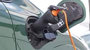 Detailaufnahme des Ladeanschlusses eines Renault Twingo E-Tech 80 Urban Range während des Ladevorgangs.