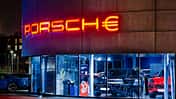 Porsche Schriftzug Showroom mit Euro-Zeichen