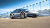 Denza 03, Sportwagen, Elektroauto, Coupé, Teststrecke, Automobil, Fahrdynamik, Straßenfahrzeug, Automobilbau, 2024 Sportwagen Denza 03 in Fahrt auf einer abgesperrten Teststrecke, aufgenommen bei Tageslicht aus niedriger Perspektive.