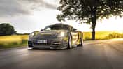 Ruf 8Zylinder Prototyp, Ruf-Sportwagen, 8-Zylinder-Mittelmotor, Prototyp, Sportwagen, Straßenfahrt, Automobilbau, Fahrdynamik, 2024 Ruf 8Zylinder Prototyp fährt auf einer Landstraße, dynamische Frontansicht bei Sonnenuntergang.