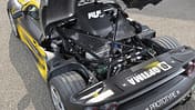Detailaufnahme des Motorraums eines Ruf 8Zylinder Prototypen mit geöffnetem Heckdeckel. Der V8-Motor und die Fahrwerksstruktur sind deutlich sichtbar.