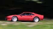 Roter Ferrari 308 GTB in Fahrt - Seitenansicht
