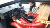 Blondine im roten Catsuit im Lamborghini Countach Turbo S