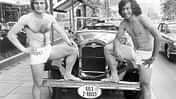 Paul Breitner und Uli Honeß in Badehosen vor Ford
