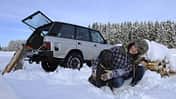 Range Rover 4.2, Seitenansicht, Melanie mit Hund Anna, Schnee