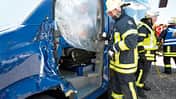 Bei einem Verkehrsunfall bittet die Feuerwehr alle Beteiligten zur Kasse.