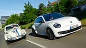 VW Beetle 2.0 TSI DSG, VW Käfer, beide Fahrzeuge, Frontansicht, Stadtfahrt