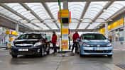 Toyota Auris Hybrid, Frontansicht, Tankstelle