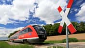Zug am Bahnübergang