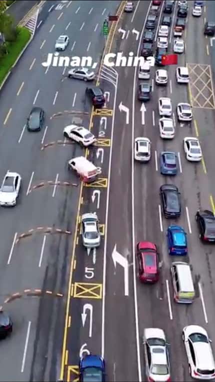 China, U-Turn-Blinker, Wende-Blinker, Wendemanöver-Blinker, 01/2025 Wende-Spuren im chinesischen Straßenverkehr
