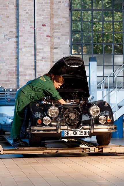 Jaguar XK in der Werkstatt